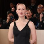 Erin Doherty ganha Globo de Ouro por 'Adolescência' e lança uma bomba F que os censores não pegaram