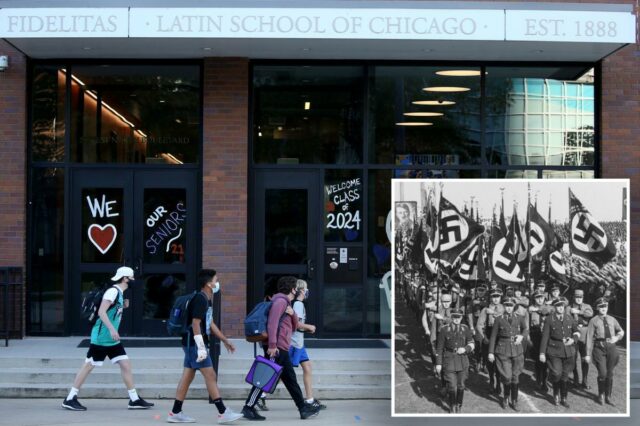 Alunos mascarados passando pelo prédio da Escola Latina de Chicago.