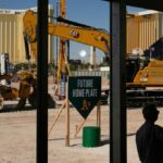 Um segurança carrega um drone para fora do campo na sétima entrada do jogo do dia de abertura do Atletismo contra o Chicago Cubs no Sutter Health Park em West Sacramento, Califórnia, na segunda-feira, 31 de março de 2025. (Jane Tyska/Bay Area News Group)
