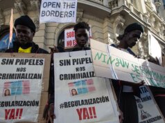 Espanha legaliza até 500 mil migrantes sem documentos, provocando reação Espanha legaliza até 500 mil migrantes sem documentos, provocando reação