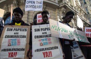 Espanha legaliza até 500 mil migrantes sem documentos, provocando reação Espanha legaliza até 500 mil migrantes sem documentos, provocando reação