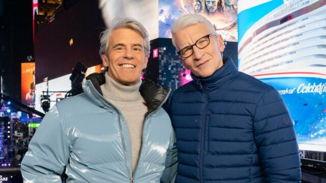 Especial de Ano Novo da CNN com Anderson Cooper e Andy Cohen atinge 4,5 milhões de espectadores à meia-noite, o segundo melhor da história
