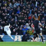 Ayden Heaven em Elland Road, com camisa vermelha do Man Utd