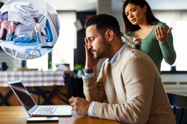 Um homem estressado trabalha em um laptop em casa enquanto sua esposa discute com ele, segurando o bebê.