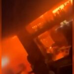 Uma imagem compartilhada nas redes sociais mostra o que parece ser um garçom segurando garrafas de champanhe com faíscas presas a elas. Uma parte desta imagem foi desfocada pela CNN para proteger as identidades. - Das redes sociais