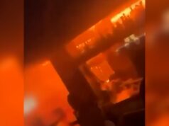Espumantes de champanhe e um inferno que se espalha rapidamente: como se desenrolou uma tragédia mortal em um bar suíço Uma imagem compartilhada nas redes sociais mostra o que parece ser um garçom segurando garrafas de champanhe com faíscas presas a elas. Uma parte desta imagem foi desfocada pela CNN para proteger as identidades. - Das redes sociais