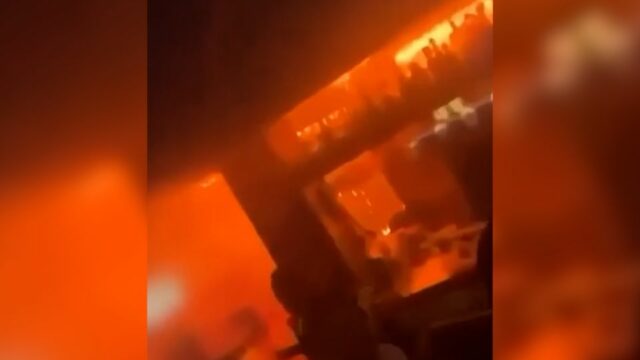 Uma imagem compartilhada nas redes sociais mostra o que parece ser um garçom segurando garrafas de champanhe com faíscas presas a elas. Uma parte desta imagem foi desfocada pela CNN para proteger as identidades. - Das redes sociais