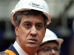 Esquadrão de fraude instruído a investigar o esquema ‘catastrófico’ de isolamento Net Zero de £ 4,6 bilhões em meio a temores de que milhares de casas tenham sido deixadas inseguras Os parlamentares criticaram o secretário de Energia, Ed Miliband, dizendo que altos funcionários levaram dois anos para reconhecer a escala do problema.