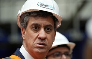 Esquadrão de fraude instruído a investigar o esquema ‘catastrófico’ de isolamento Net Zero de £ 4,6 bilhões em meio a temores de que milhares de casas tenham sido deixadas inseguras Os parlamentares criticaram o secretário de Energia, Ed Miliband, dizendo que altos funcionários levaram dois anos para reconhecer a escala do problema.