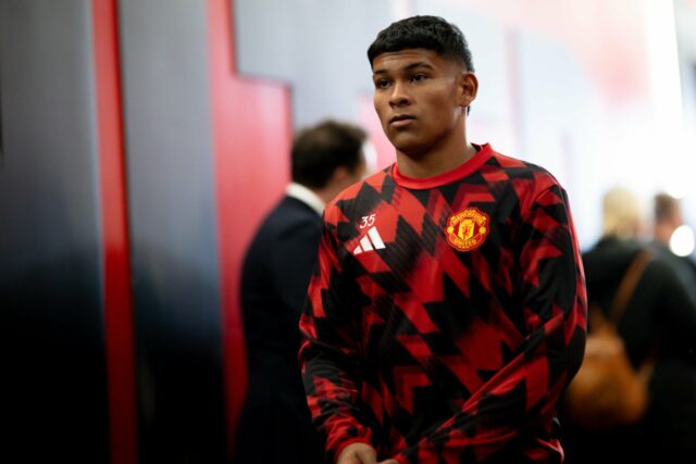 Jayce Fitzgerald saindo do Manchester United.