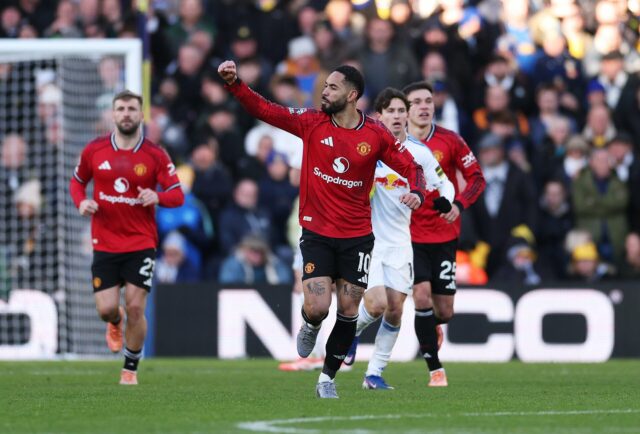 Matheus Cunha tenta segurar Pascal Struijk durante partida da Premier League entre Leeds United e Manchester United, em Elland Road, em Leeds, Inglaterra, em 2026.