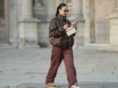 Esses corredores ‘além de confortáveis’ fazem os compradores desistirem das leggings Patricia Wirschke é vista vestindo um clássico casaco longo Herno bege, com gola entalhada, aba de proteção e punhos com cinto; um conjunto Incentive cor bordô com um suéter tricotado, com bainha, punhos e decote canelados e calças tricotadas de perna larga com corte descontraído; um par de mocassins Saint Laurent de camurça macia Le Loafer em marrom escuro com detalhe de logotipo dourado na lateral; uma bolsa Hop marrom escuro da Bottega Veneta com a famosa construção em couro Intrecciato, tecida; Óculos de sol pretos com armação quadrada Tom Ford Ilias e lentes em tom laranja; Brincos dourados Bvlgari Serpenti Viper; seu cabelo castanho é penteado em um estilo liso, na altura dos ombros, com uma parte central; ela segura uma revista enrolada nas mãos em 19 de agosto de 2025 em Duesseldorf, Alemanha.