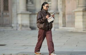 Esses corredores ‘além de confortáveis’ fazem os compradores desistirem das leggings Patricia Wirschke é vista vestindo um clássico casaco longo Herno bege, com gola entalhada, aba de proteção e punhos com cinto; um conjunto Incentive cor bordô com um suéter tricotado, com bainha, punhos e decote canelados e calças tricotadas de perna larga com corte descontraído; um par de mocassins Saint Laurent de camurça macia Le Loafer em marrom escuro com detalhe de logotipo dourado na lateral; uma bolsa Hop marrom escuro da Bottega Veneta com a famosa construção em couro Intrecciato, tecida; Óculos de sol pretos com armação quadrada Tom Ford Ilias e lentes em tom laranja; Brincos dourados Bvlgari Serpenti Viper; seu cabelo castanho é penteado em um estilo liso, na altura dos ombros, com uma parte central; ela segura uma revista enrolada nas mãos em 19 de agosto de 2025 em Duesseldorf, Alemanha.