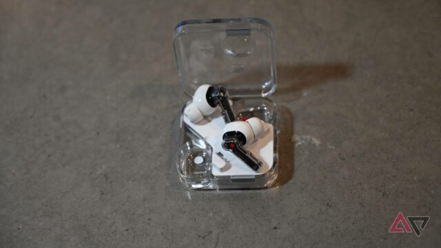 Esses fones de ouvido ANC de melhor valor agora são Foto de cima para baixo do produto Nothing Ear