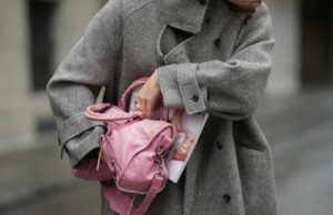 Esses novos lançamentos de bolsas Look Designer – tudo abaixo de US$ 50 Um convidado da Fashion Week é visto usando brincos redondos de diamante, um vestido midi preto de mangas compridas com padrão de bolinhas brancas, lapelas entalhadas e um cinto de gravata; uma pulseira de ouro; um relógio em ouro rosa e preto da Rolex; um anel de ouro; uma bolsa preta retangular com padrão de bolinhas brancas; e sapatos pretos pontiagudos, também com padrão de bolinhas brancas, antes do desfile Elie Saab Womenswear Primavera/Verão 2025 como parte da Paris Fashion Week em 28 de setembro de 2024 em Paris, França.