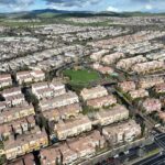 Os alunos chegam ao campus da Emerald High School para o primeiro dia de aula na terça-feira, 13 de agosto de 2024, em Dublin, Califórnia. O campus ainda está em construção e é a primeira nova escola de ensino médio abrangente a ser inaugurada no condado de Alameda nos últimos 50 anos. (Aric Crabb/Grupo de Notícias da Bay Area)