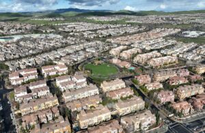 Uma proposta para isentar os proprietários de casas de South Bay com 60 anos ou mais de impostos sobre a propriedade pode custar bilhões aos governos locais Os alunos chegam ao campus da Emerald High School para o primeiro dia de aula na terça-feira, 13 de agosto de 2024, em Dublin, Califórnia. O campus ainda está em construção e é a primeira nova escola de ensino médio abrangente a ser inaugurada no condado de Alameda nos últimos 50 anos. (Aric Crabb/Grupo de Notícias da Bay Area)