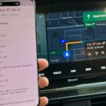 Um adaptador automotivo Android sem fio Motorola MA1 em um fundo branco