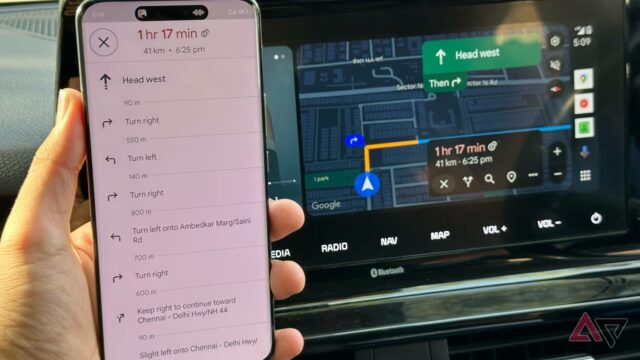Um adaptador automotivo Android sem fio Motorola MA1 em um fundo branco
