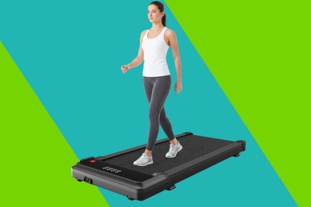 Esta esteira mais vendida cabe embaixo da sua mesa e Mulher andando em uma esteira compacta, com a imagem inserida de uma mulher usando a esteira sob uma mesa vertical.