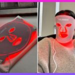 Máscara de fototerapia Solawave LED rosa com recortes para olhos, nariz e boca e tiras elásticas brancas.
