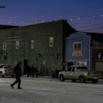 Nome, com 3.700 habitantes, é acessível apenas por avião, exceto por alguns meses em que os barcos podem passar.