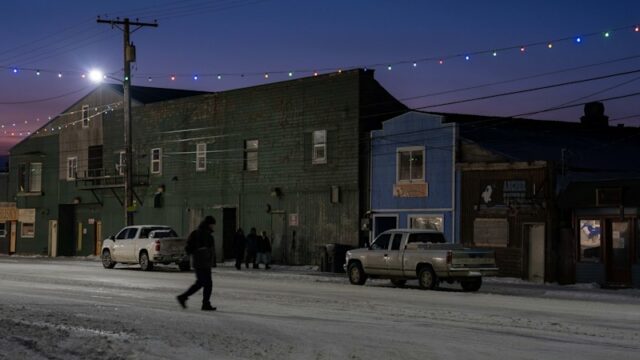 Nome, com 3.700 habitantes, é acessível apenas por avião, exceto por alguns meses em que os barcos podem passar. 