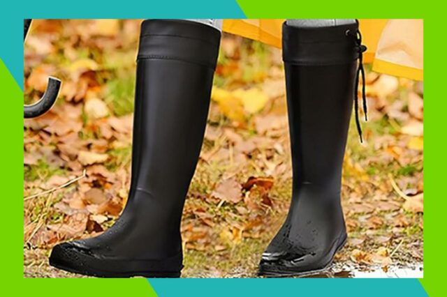 Bota preta impermeável até o joelho com cordão na parte superior.