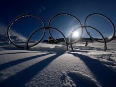 Este ICE não tem nada a ver com as Olimpíadas de Inverno Manifestantes manifestam-se contra o Immigration and Customs Enforcement (ICE) após Renee Good, que foi morta a tiros por um oficial do ICE na semana passada, segunda-feira, 12 de janeiro de 2026, em Minneapolis. (Foto AP/Jen Golbeck)