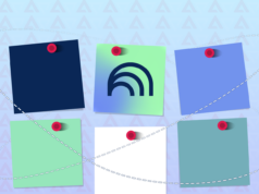 Este aplicativo de notas com tecnologia de IA é um divisor de águas Um jovem usando um laptop e fones de ouvido, sentado entre os logotipos flutuantes do YouTube e do NotebookLM.