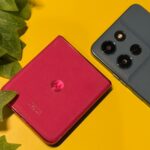 Telefones Motorola Razr Fold abertos e fechados, cercados por cifrões verdes flutuantes