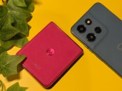 Este deveria ser o ano de destaque da Motorola. Em vez disso, estou preocupado Telefones Motorola Razr Fold abertos e fechados, cercados por cifrões verdes flutuantes