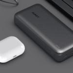 Aukey Basix Plus carregando na mesa