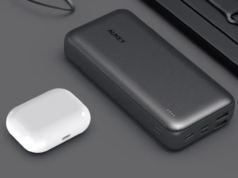 Este é o banco de potência básico que todos podem usar Aukey Basix Plus carregando na mesa