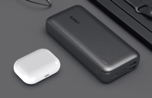 Este é o banco de potência básico que todos podem usar Aukey Basix Plus carregando na mesa