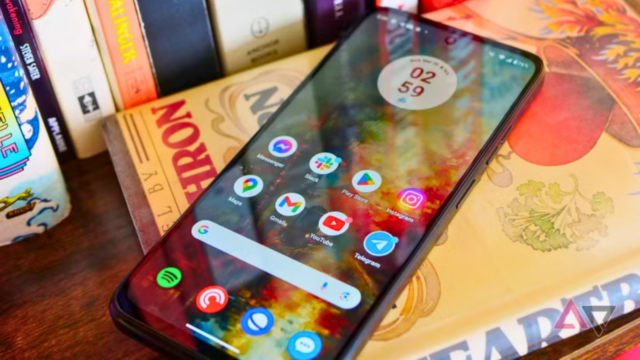 Este é o telefone econômico que destrói totalmente a vida O Moto G Power 2024 na frente e atrás.