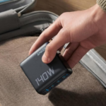 Carregador de laptop Anker conectado a dispositivos