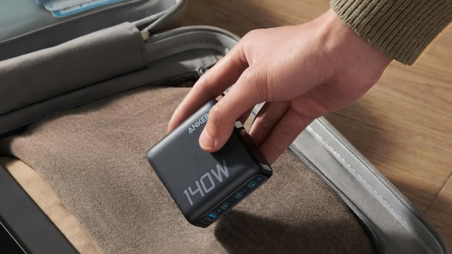 Carregador de laptop Anker conectado a dispositivos