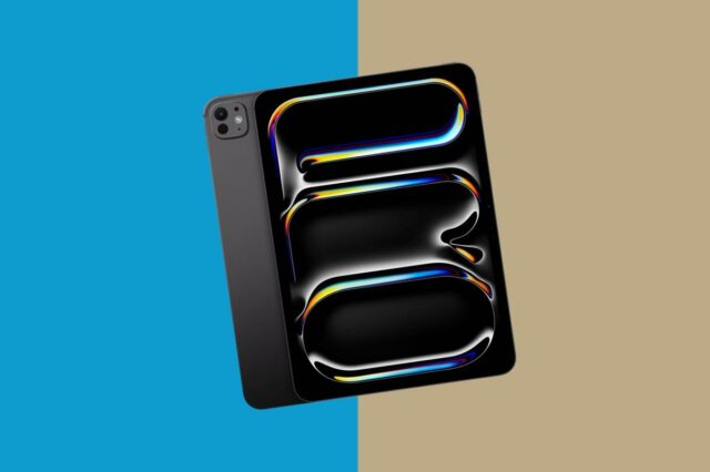 Uma pessoa usa um Apple Pencil para desenhar em um iPad.