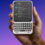 Vista frontal e traseira do Clicks Communicator