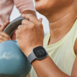 Pessoa usando Fitbit Versa 4