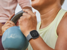 Este pode se tornar seu novo parceiro de fitness para 2026 Pessoa usando Fitbit Versa 4
