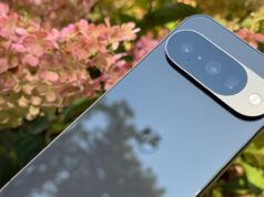 As primeiras renderizações do Pixel 11 destacam uma grande mudança na ilha da câmera Google Pixel 10 encostado em algumas flores cor de rosa