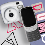 Ilustração de uma mão segurando um telefone básico em um fundo rosa e vermelho com a palavra 'DUMB' exibida ao lado.