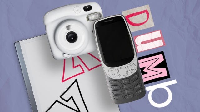 Ilustração de uma mão segurando um telefone básico em um fundo rosa e vermelho com a palavra 'DUMB' exibida ao lado.