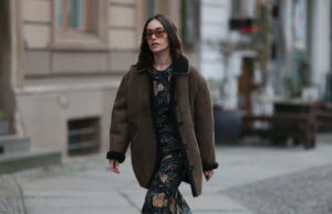 Estou superando os vestidos justos – esses estilos descontraídos e soltos são tudo o que estou usando Diane Batoukina usa óculos escuros grandes quadrados marrom escuro da Dior, um pulôver de lã trançada rosa claro da Ralph Lauren, calça jeans azul desbotada / botões de cintura alta / pernas largas, uma bolsa branca latte de couro fosco 30 Montaigne da Dior, camurça branca e tênis de couro da Chanel, durante uma sessão de fotos de moda de estilo de rua, em 21 de abril de 2023 em Paris, França.