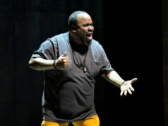 Estreia mundial no Berkeley Rep confronta raça e o Bardo O ex-diretor artístico da Berkeley Rep, Tony Taccone, está comandando o novo show