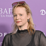 Estrela de cinema dos anos 90 filmada em discussão acalorada com homem em busca de autógrafo