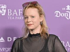 Estrela de cinema dos anos 90 filmada em discussão acalorada com homem em busca de autógrafo Estrela de cinema dos anos 90 filmada em discussão acalorada com homem em busca de autógrafo