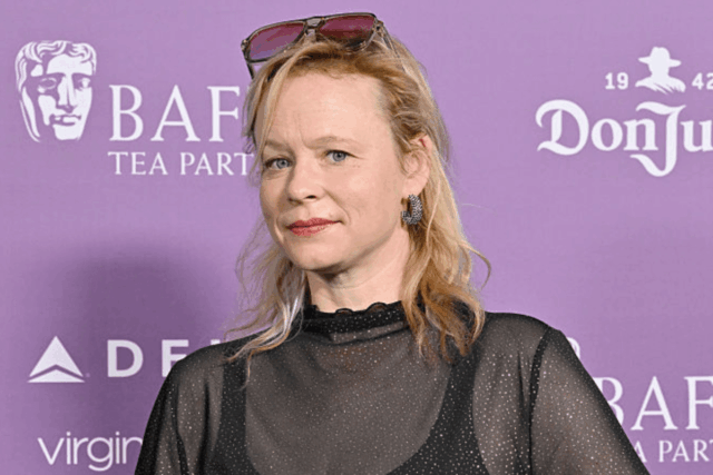 Estrela de cinema dos anos 90 filmada em discussão acalorada Estrela de cinema dos anos 90 filmada em discussão acalorada com homem em busca de autógrafo